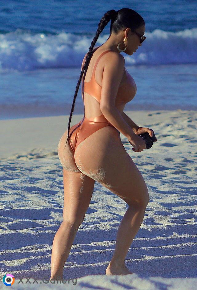 Beach bimbo Kim