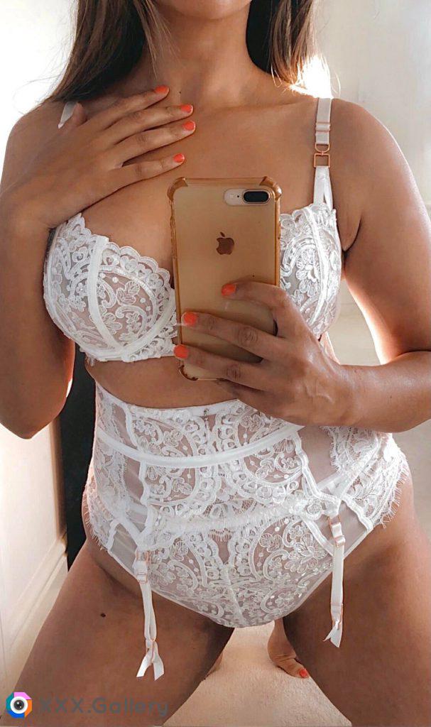 Does this white lace lingerie look nice on my golden brown skin? ?? British Asian