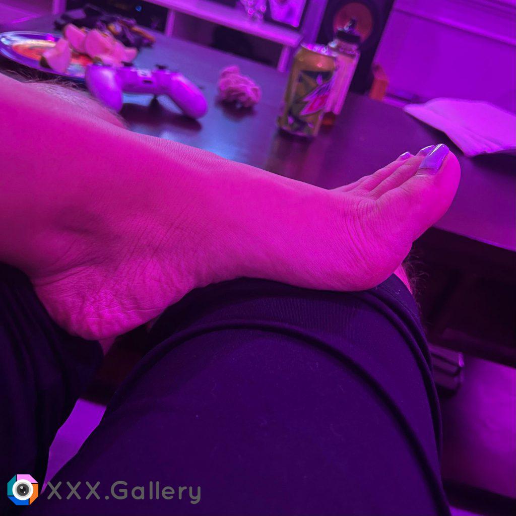 Love my feet being played with while you fuck me. It turned hubby into a foot guy ?