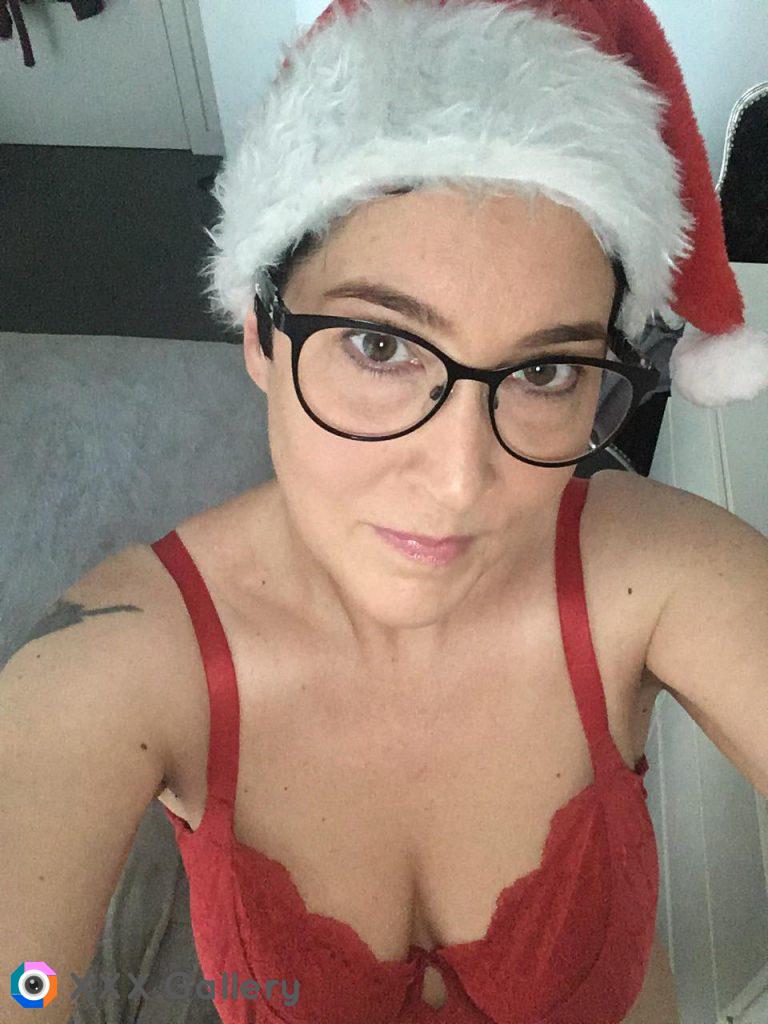 A cougar who still loves Christmas ?