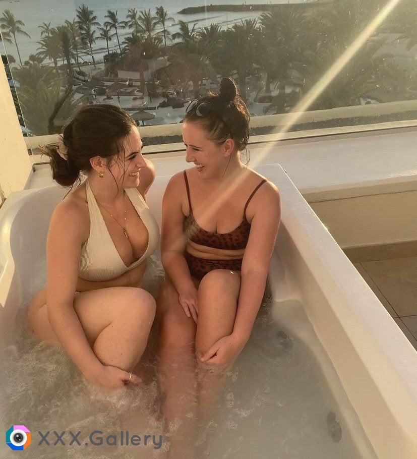 FF babes sharing a bath