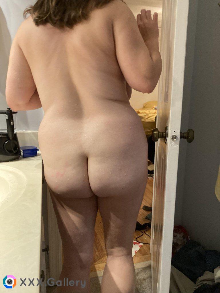 MILF Booty Fresh Out Of A HOT Shower!