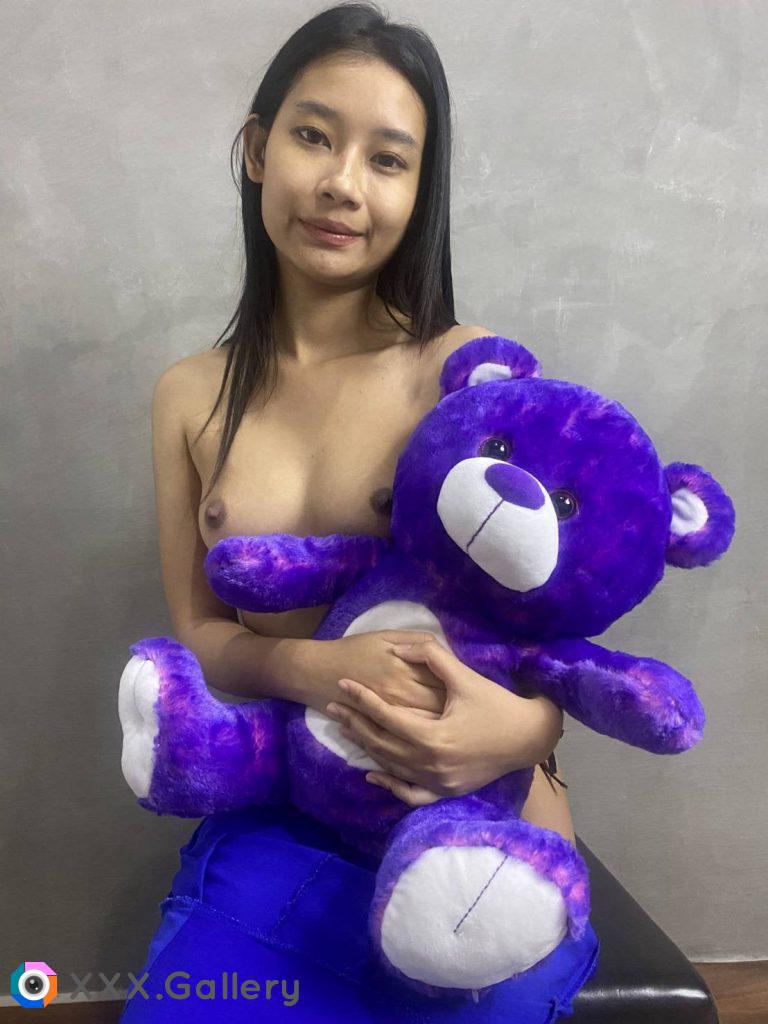 taking a pic with my teddy bear ?