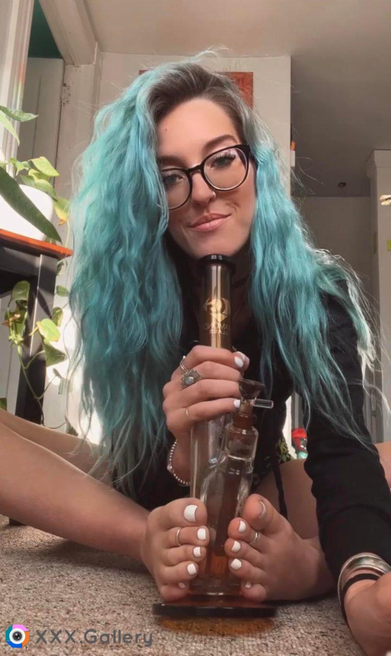 My white pedicure looks so good wrapped around my bong :) hehe