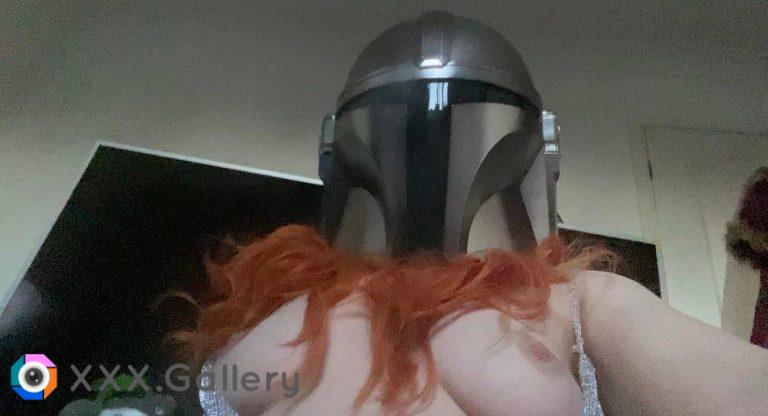 The helmet stays on ? [f]