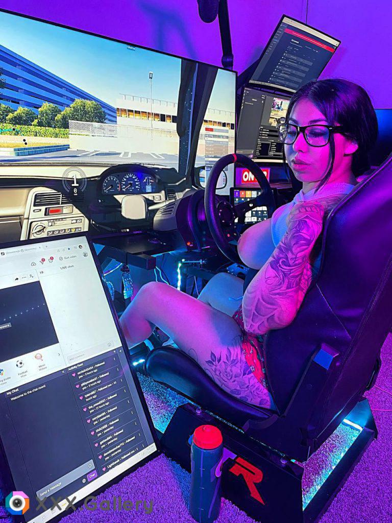 Anyone into titties and sim racing?? ?