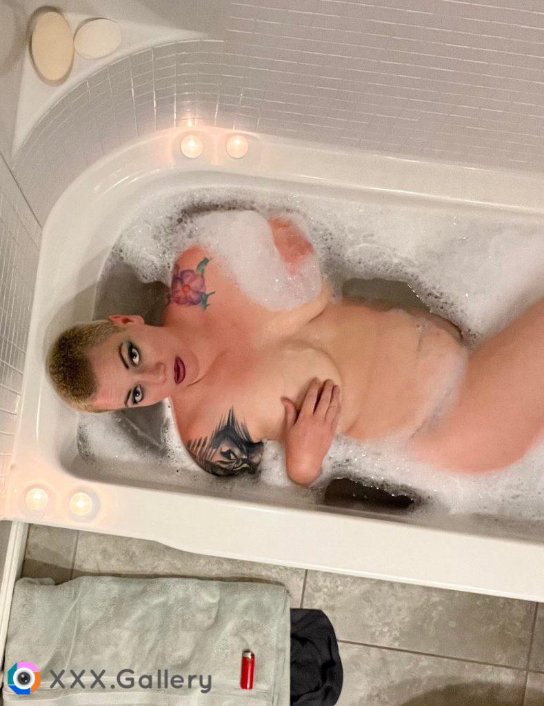 Is a cougar taking a bath a wet ass pussy?