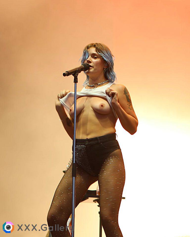 Tove Lo flashing at a concert in Budapest