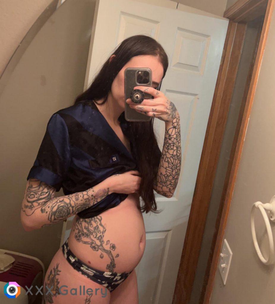 guess who's pregnant again ? can you guess how many weeks?