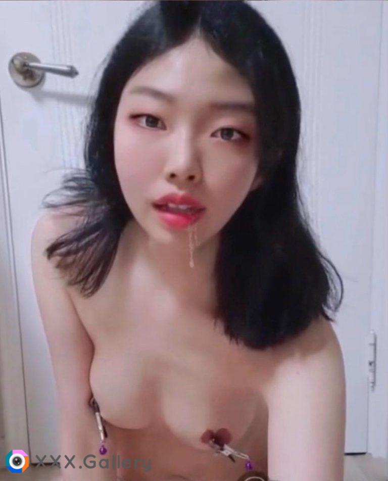 22F Depraved Korean college girl here??‍♀️ Am I cute or hot? Pls tell me :x