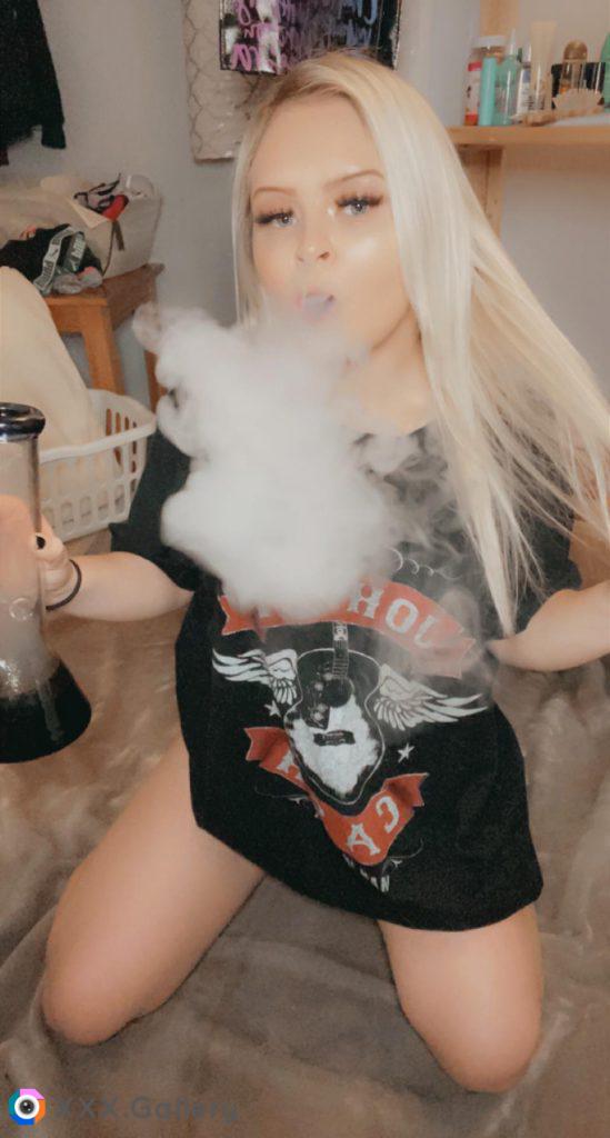 can I be your new favourite stoner slut ? ??