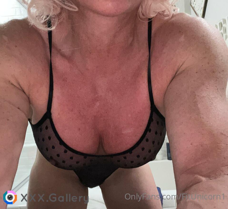 Do you like gorgeous women over 40 with muscle? Then I'm the girl for you. Let's have some fun this weekend. ??