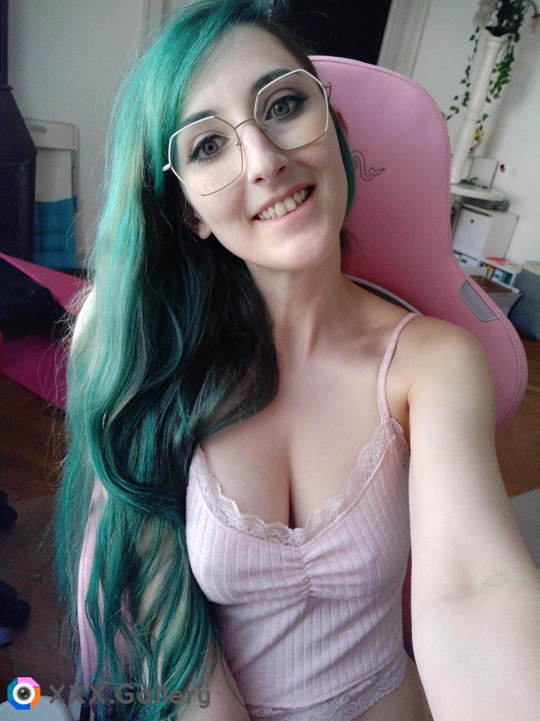 No bra and freshly dyed Hair. do you have a good Weekend too?:)