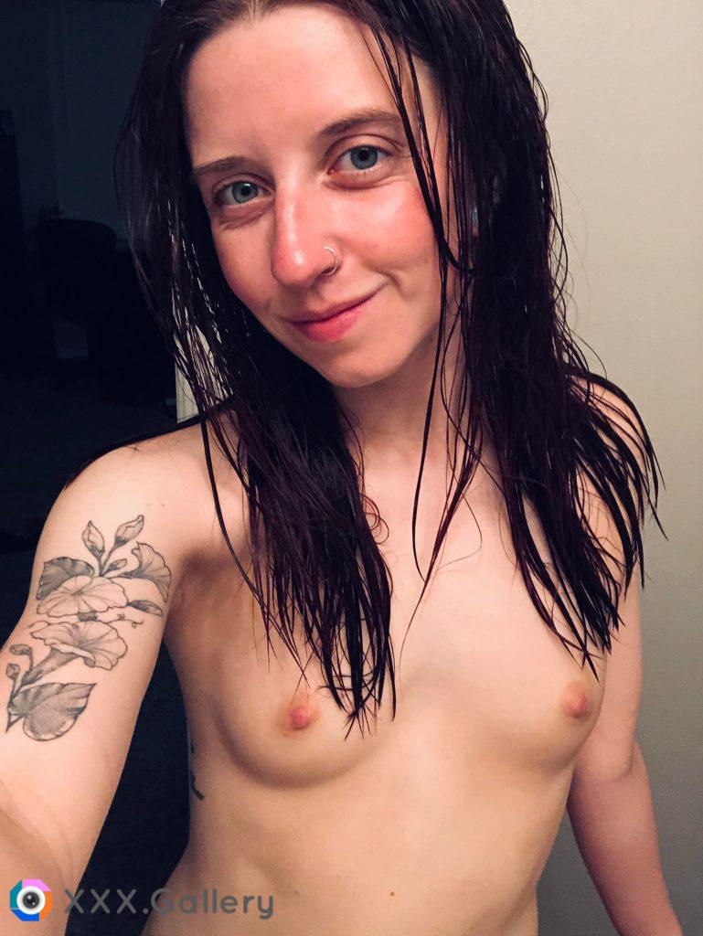 Wet hair is so sexy, don’t you think? ?