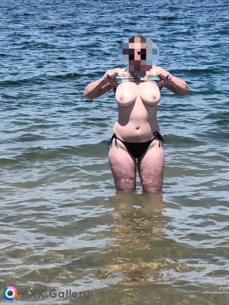 Anyone enjoy naughty milfs at the beach?