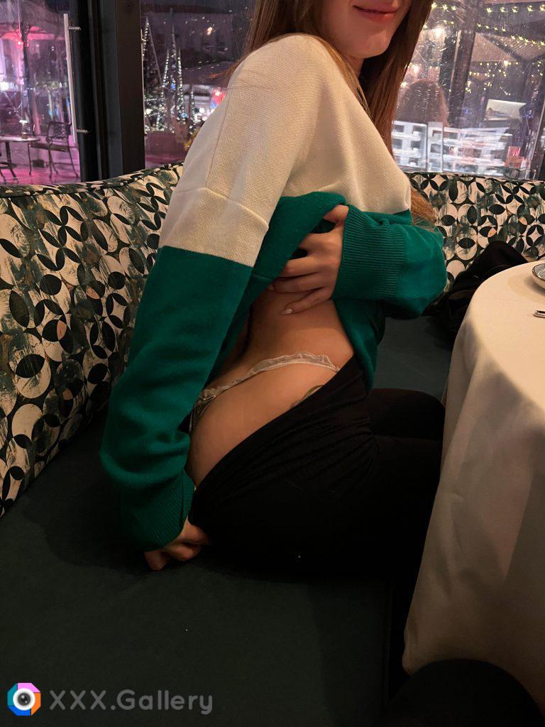 19F flashing my booty in restaurants is my kink