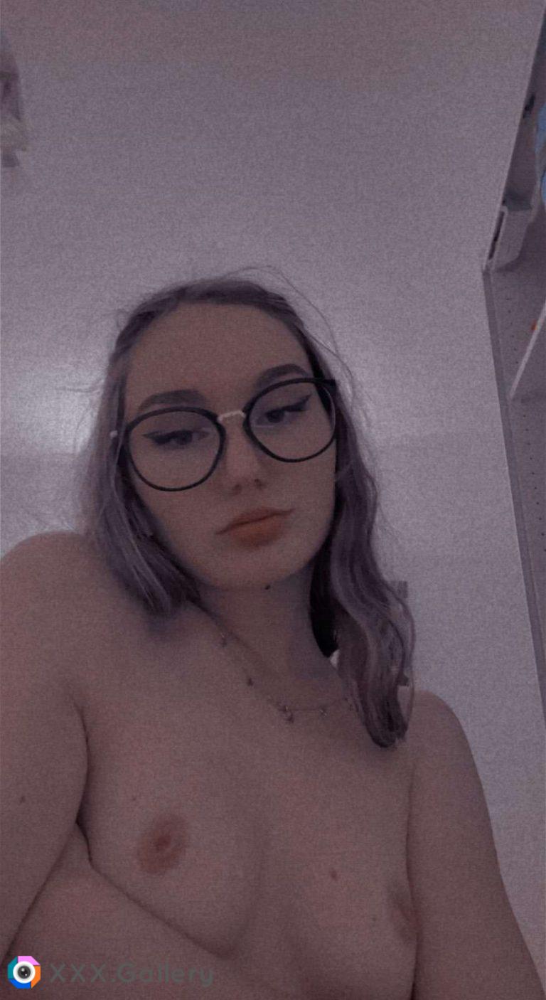 21 F4M I'm literally sending nudes to whoever upvotes snap konte_camara20