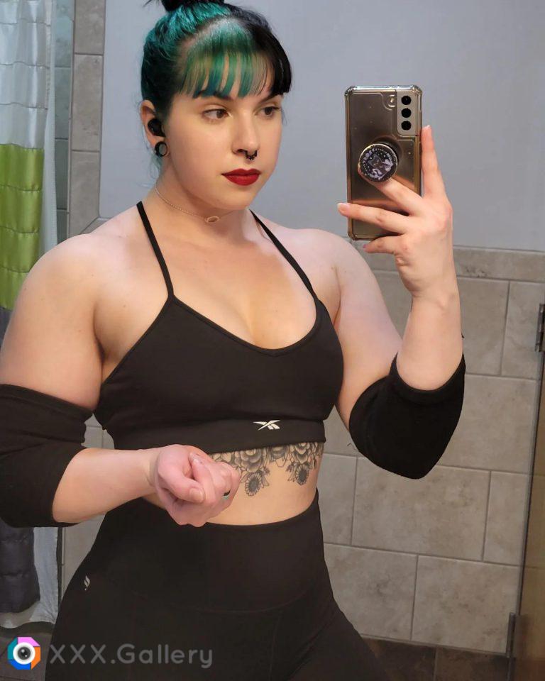 here to add a powerlifting girl to your scrolling :)