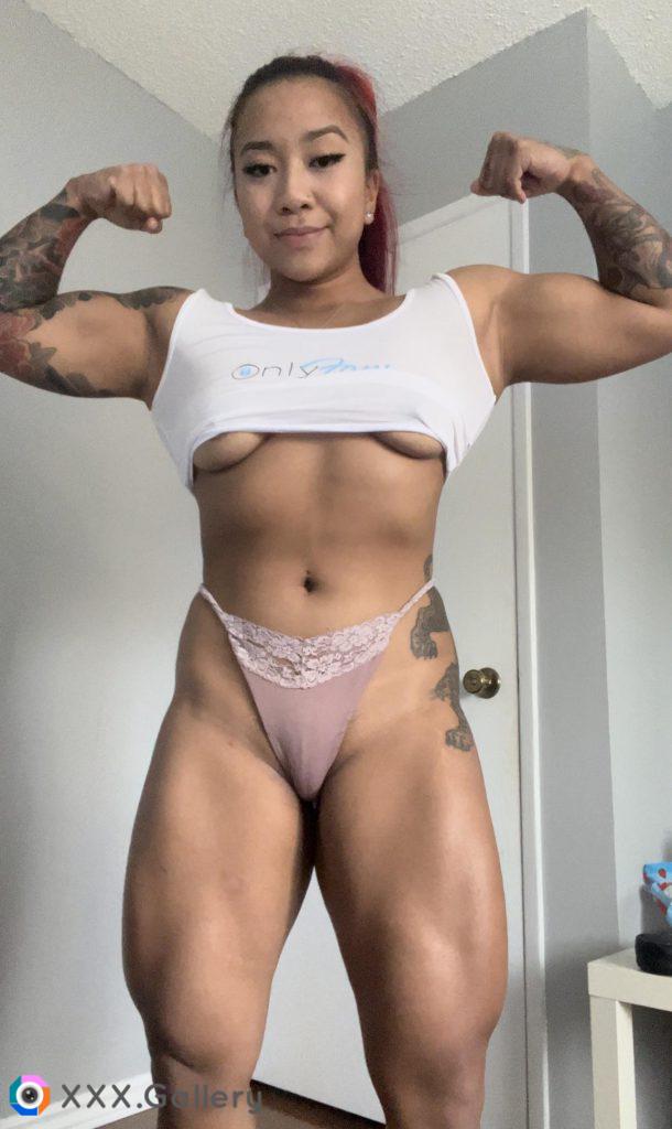 4’11 Filipina muscle mommy