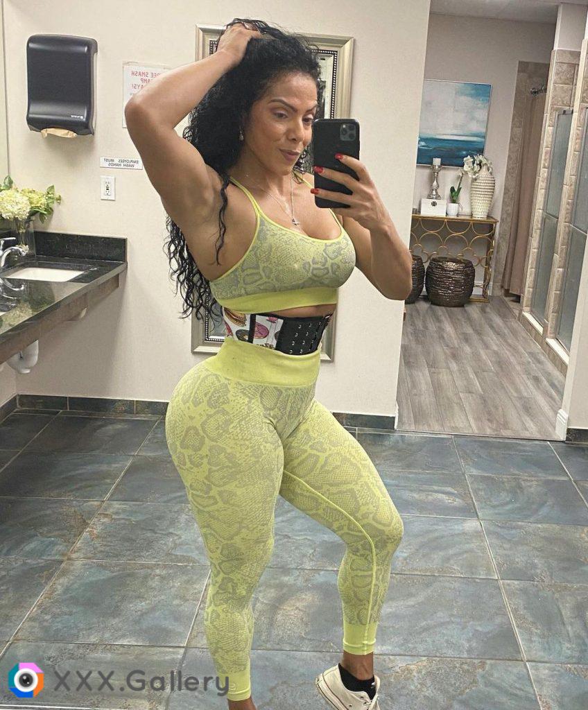 More of my Indian/Dominican aunty in the gym 😍😍