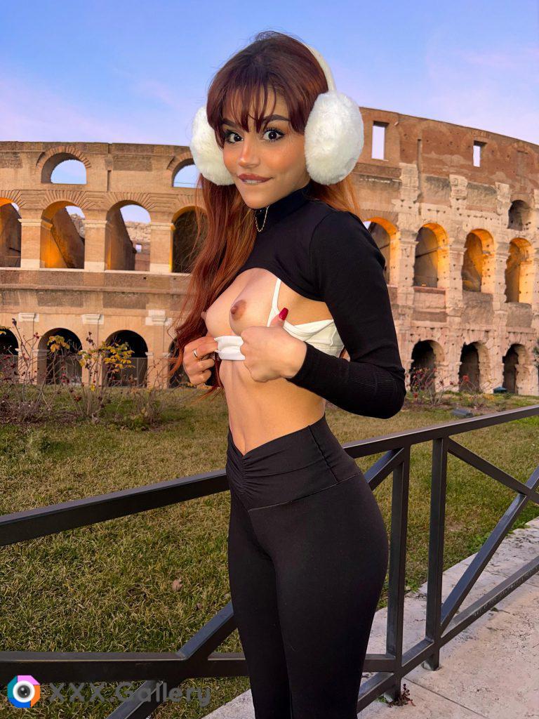 everyone at the colosseum saw my hard nips xD