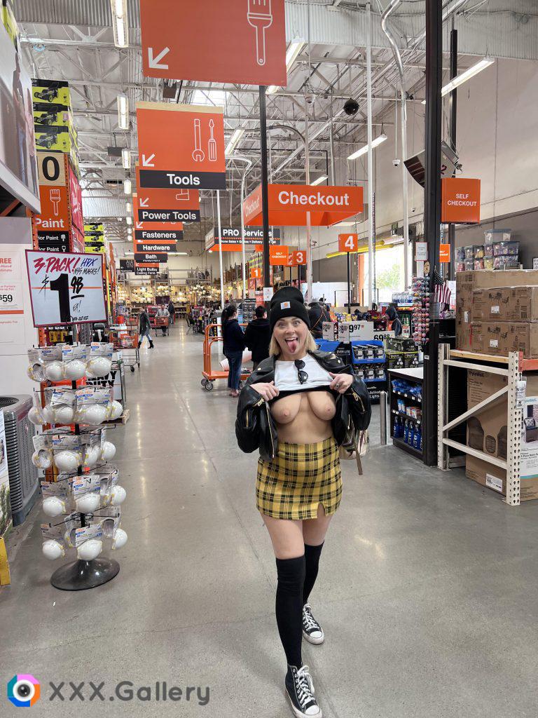 Home Depot titties!!