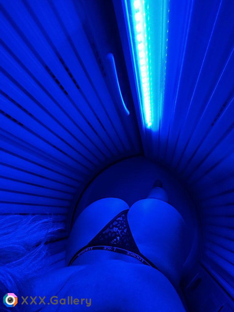 Tanning in the changing room 😉