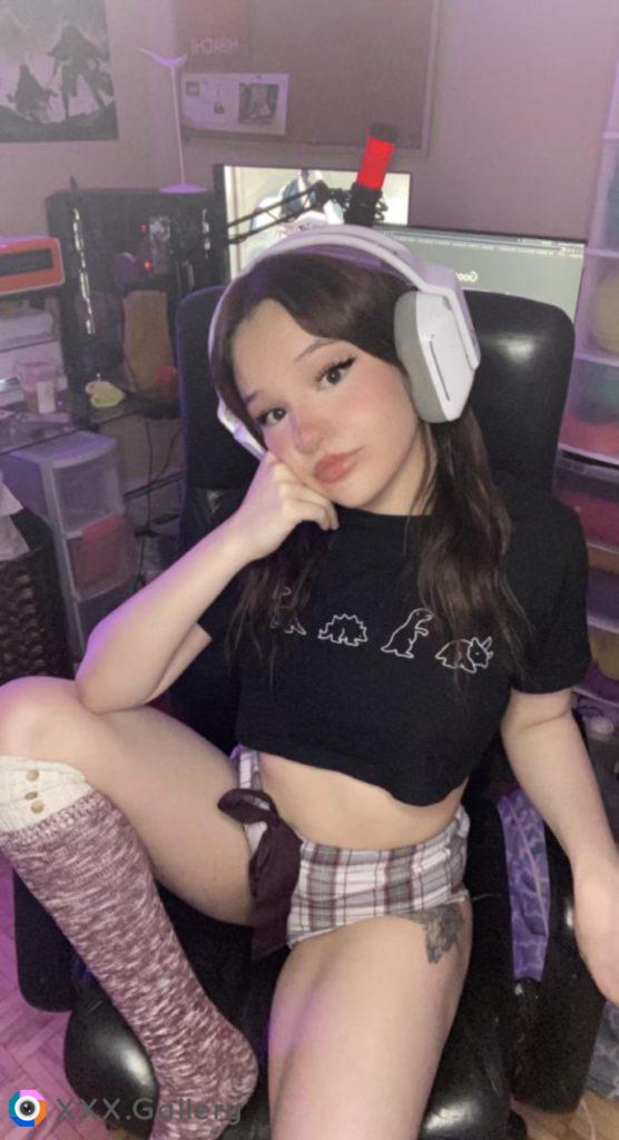 am I cute little gamer girl? 🥺