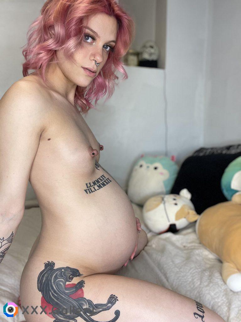 36 weeks today and horny as ever🤪 Anyone interested in a birth vid?