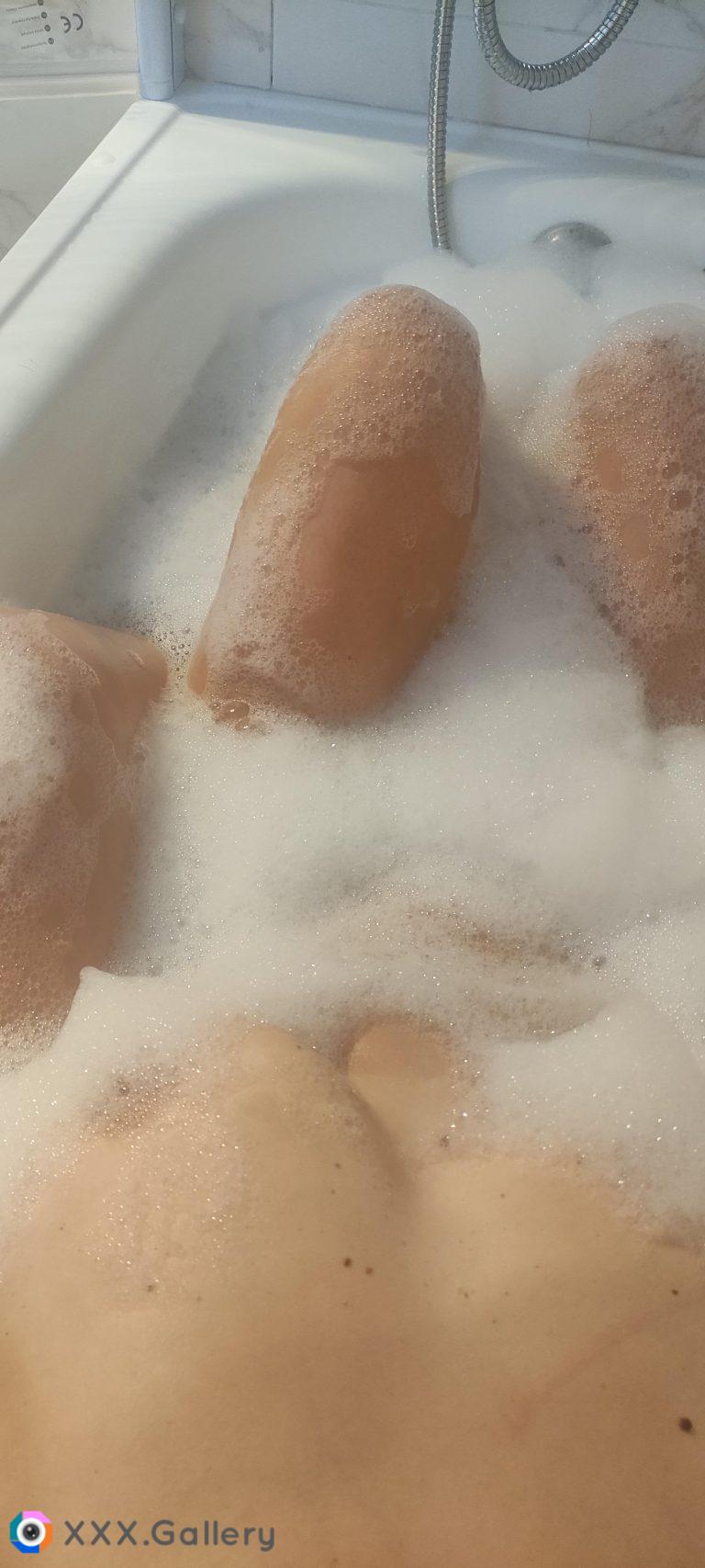 Giving me a delicious bath 🛁💦 [[For custom content 📸🎥 check out our profile and send us a DM. Or if you prefer you can subscribe our channel ONLYFANS @tik.tak.toes_of ]]👩🏻‍❤️‍👩🏼👄