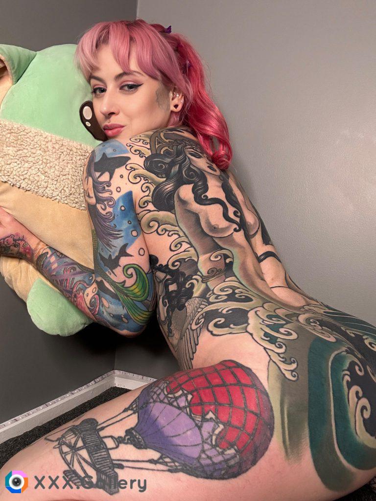 Do you like colorful, tattooed geeky girls?