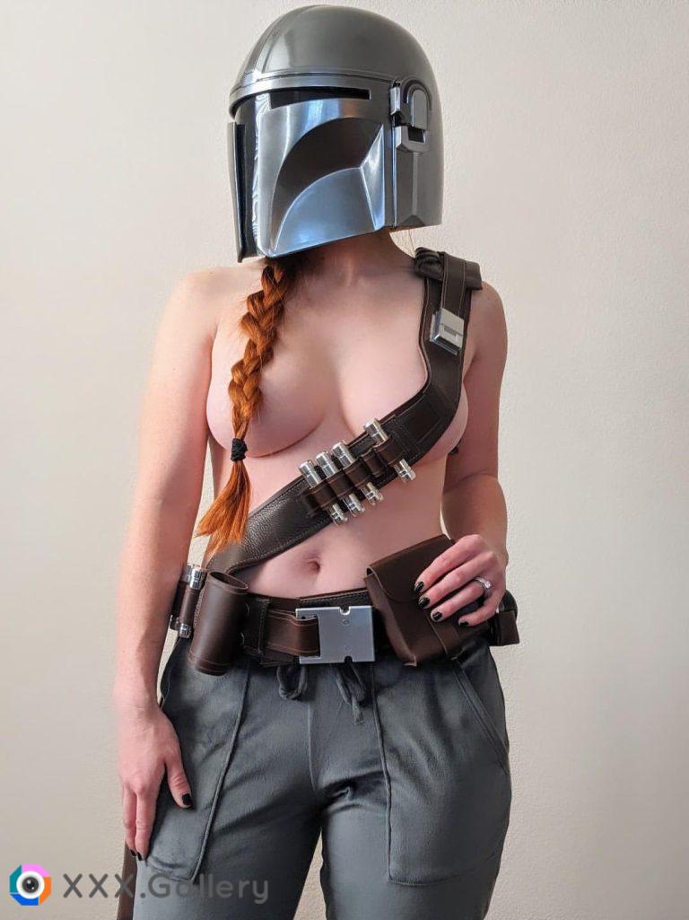 Female Mandalorian ran out of beskar (TheBoushhBabe)