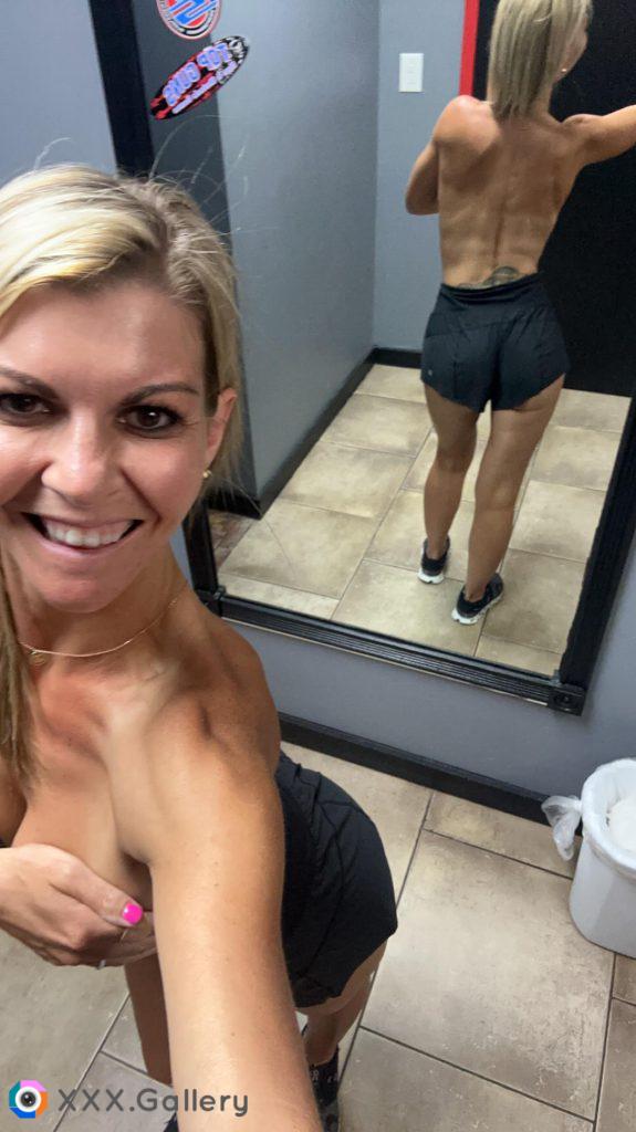 I love being a Hot Fit Mom! Locker room fun!