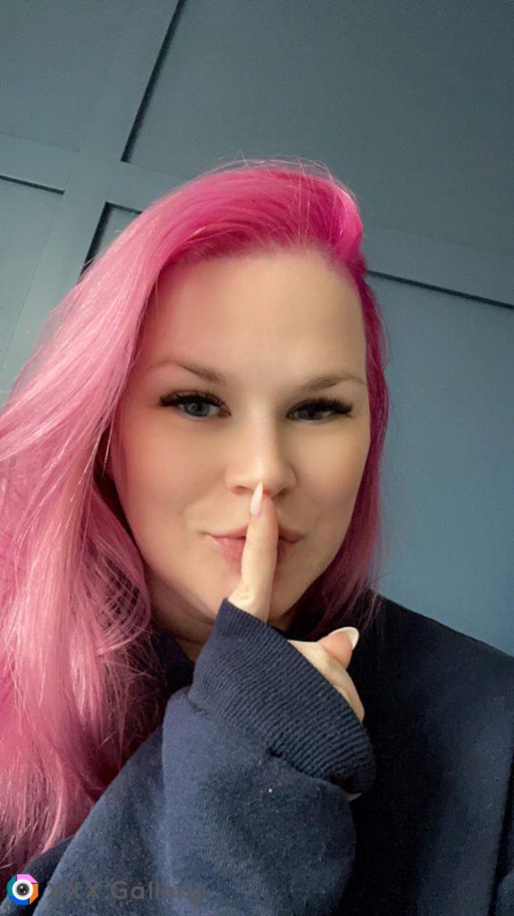 Wanna know a secret? Ladies with pink hair are the kinkiest in bed 🤭