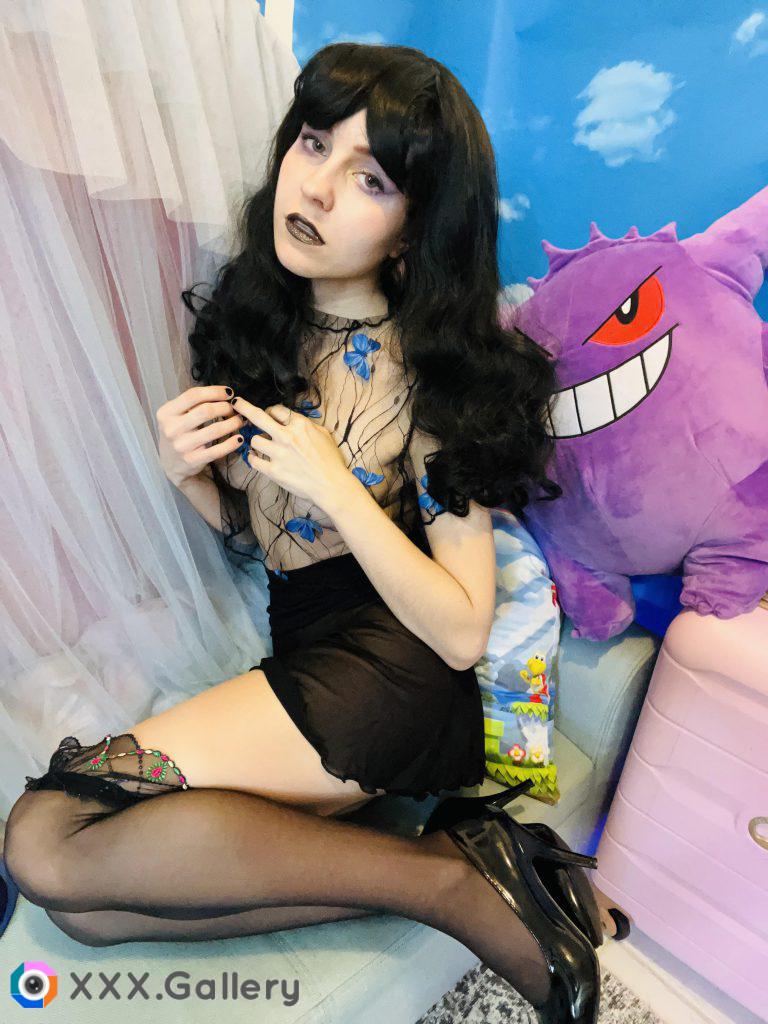 Come over and spend time with this ghost type trainer 🖤