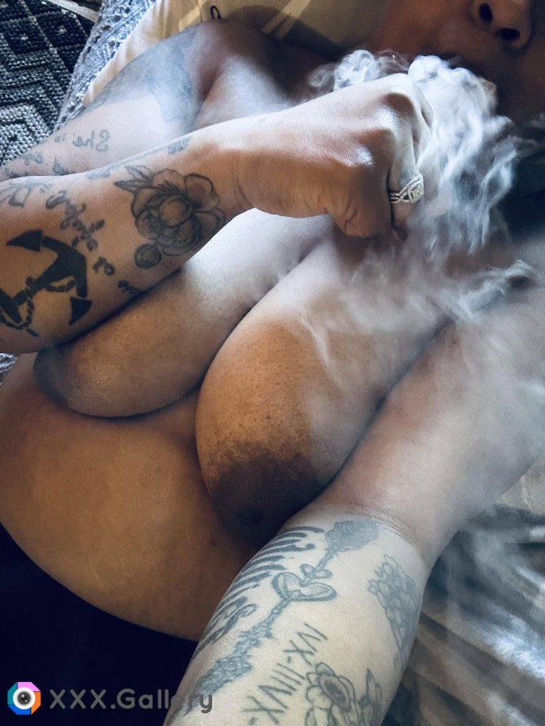 Let’s smoke, cuddle & watch The Bear (F)