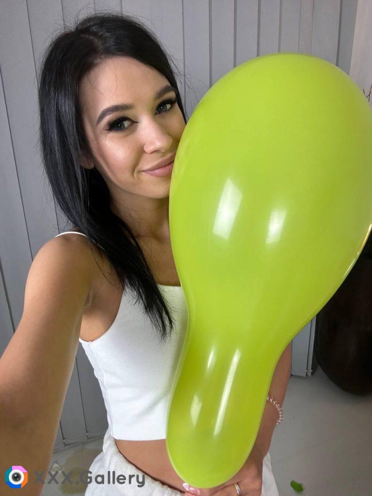 This balloon is too big for me 😂💕