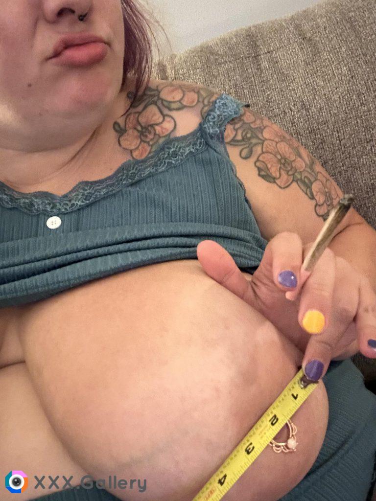 Any fans of big areolas and joints up late? 😏 {f}