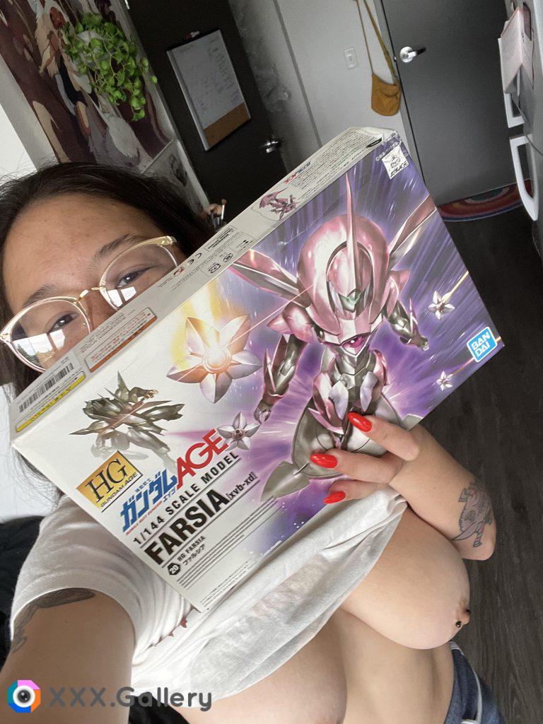 Excuse the no makeup face, but I just wanted to show off my new gundam kit 😎 [F]