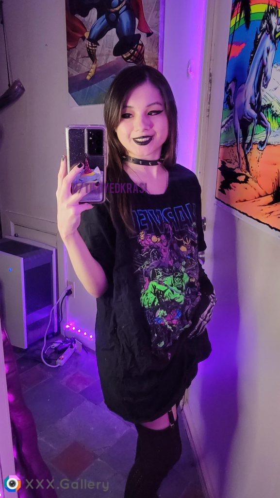 Get you a smol, adorkable goth g[F] (me) who'll wear your oversized t shirts to show you own her