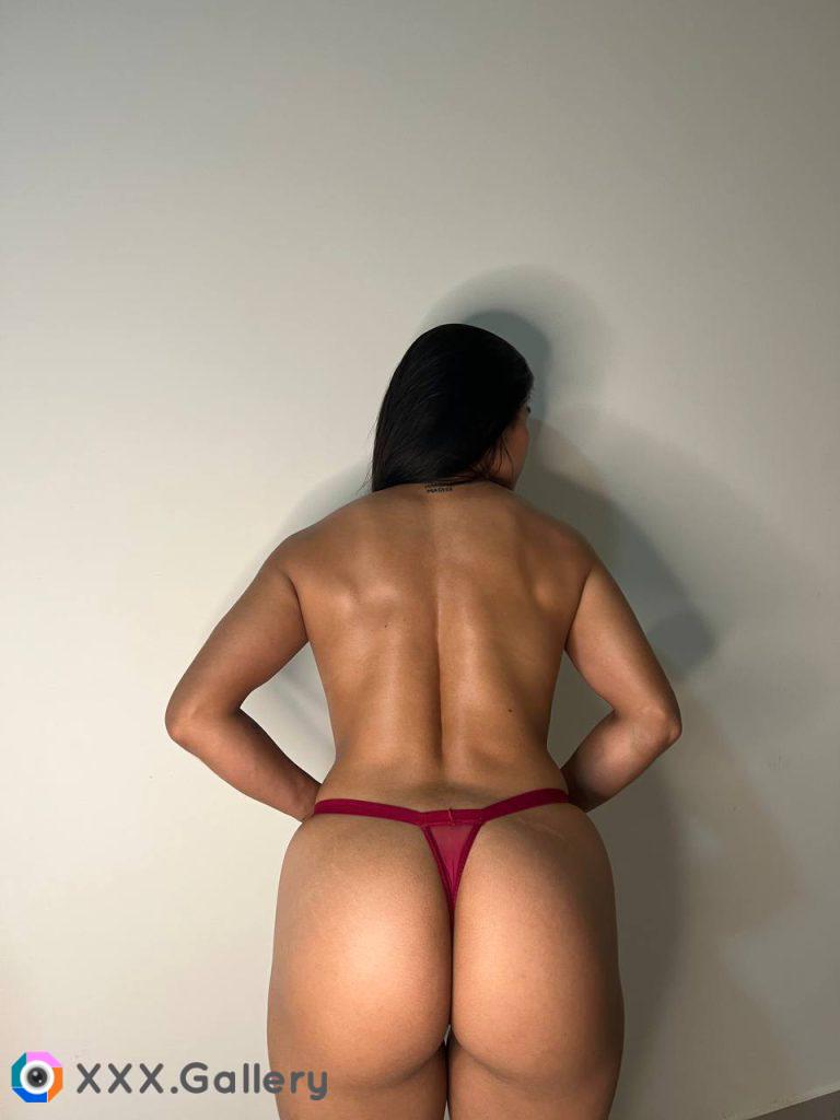 Would you smash a girl with a muscular back?