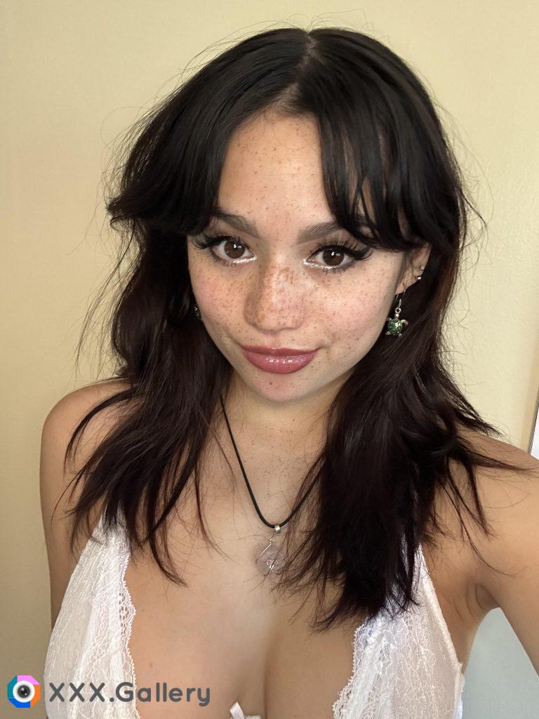 Waking up, natural face, tits and freckles