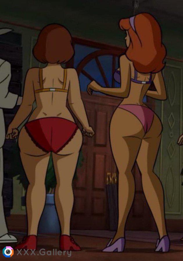 Who has the better ass, out of these two?