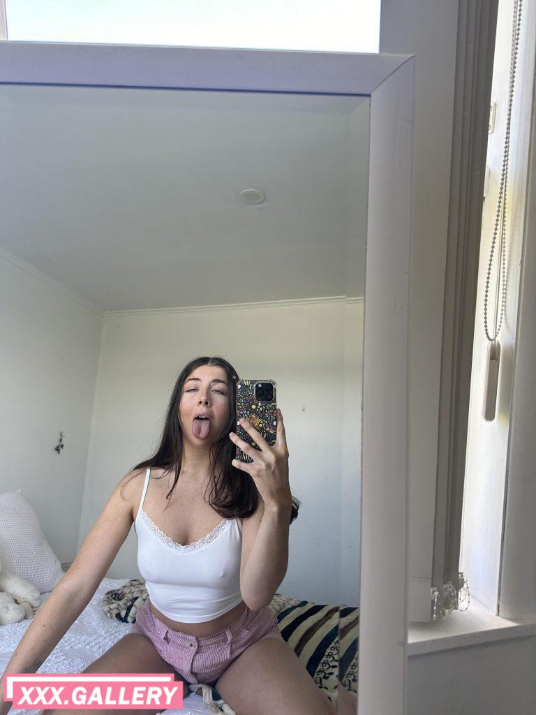 Ahegao girl with small boobs F18