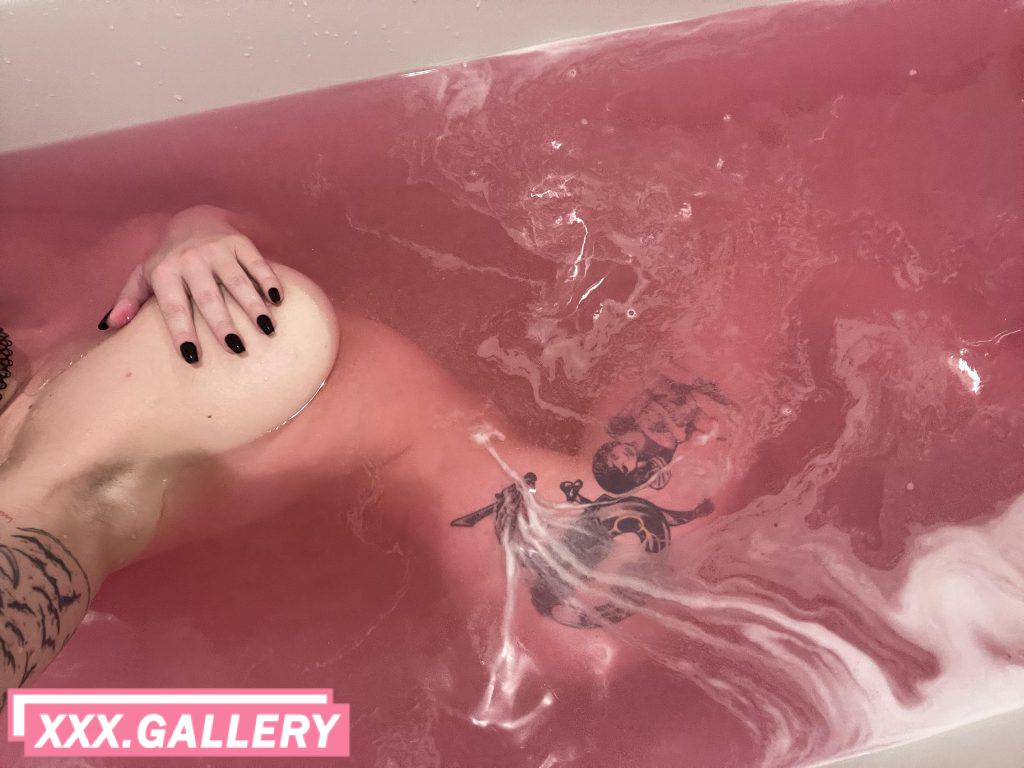 My friend gave me this bathbomb for my birthday 🩷