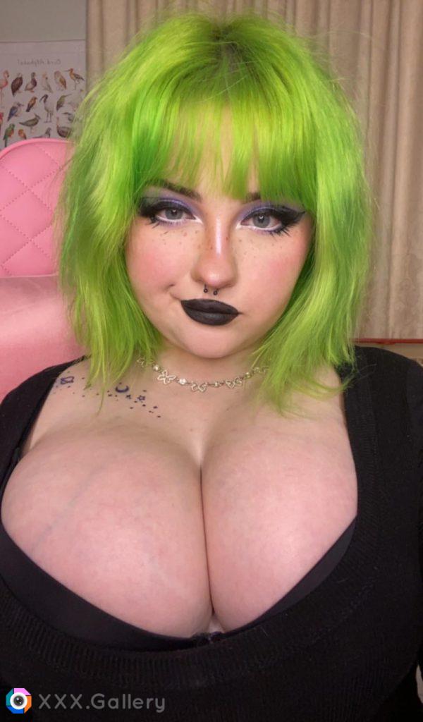 i have green hair, piercings, and tattoos smash or pass me ? be honest please 🥹