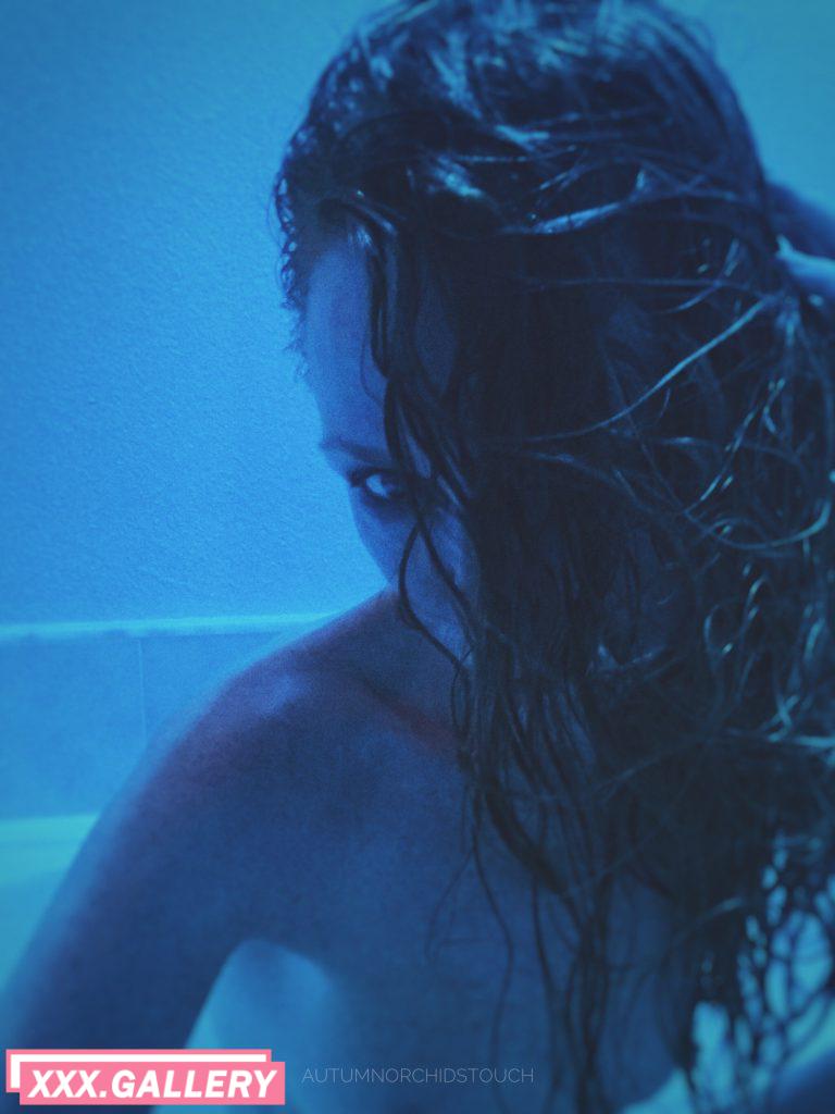 Bathing under blue lights 🩵