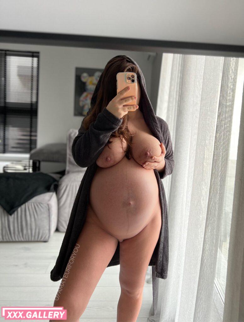 Still fuckable at almost 9 months pregnant?😈