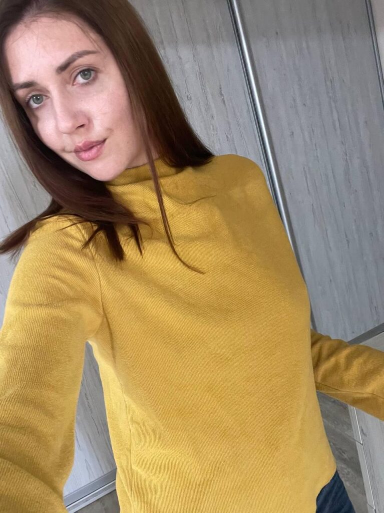 Wonderful yellow should be without bra✨