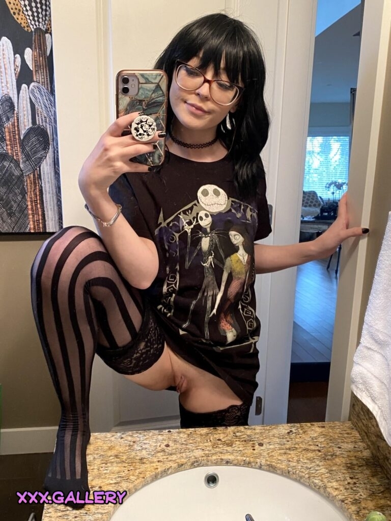 There's only 179 days left until next Halloween! Wanna spend em with a pantsless goth nerd like me? [F]